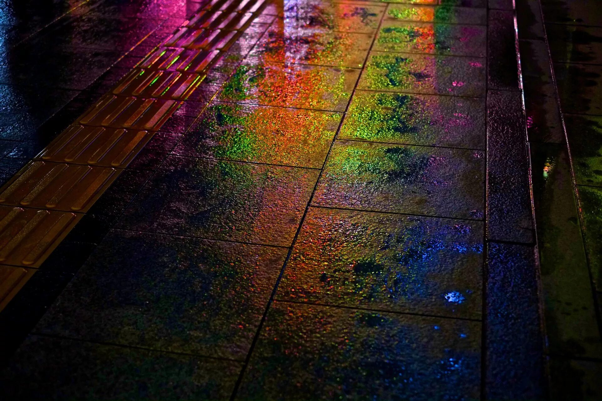 Блики на асфальте. Отражение на асфальте. Радужный дождь. Мокрый тротуар.