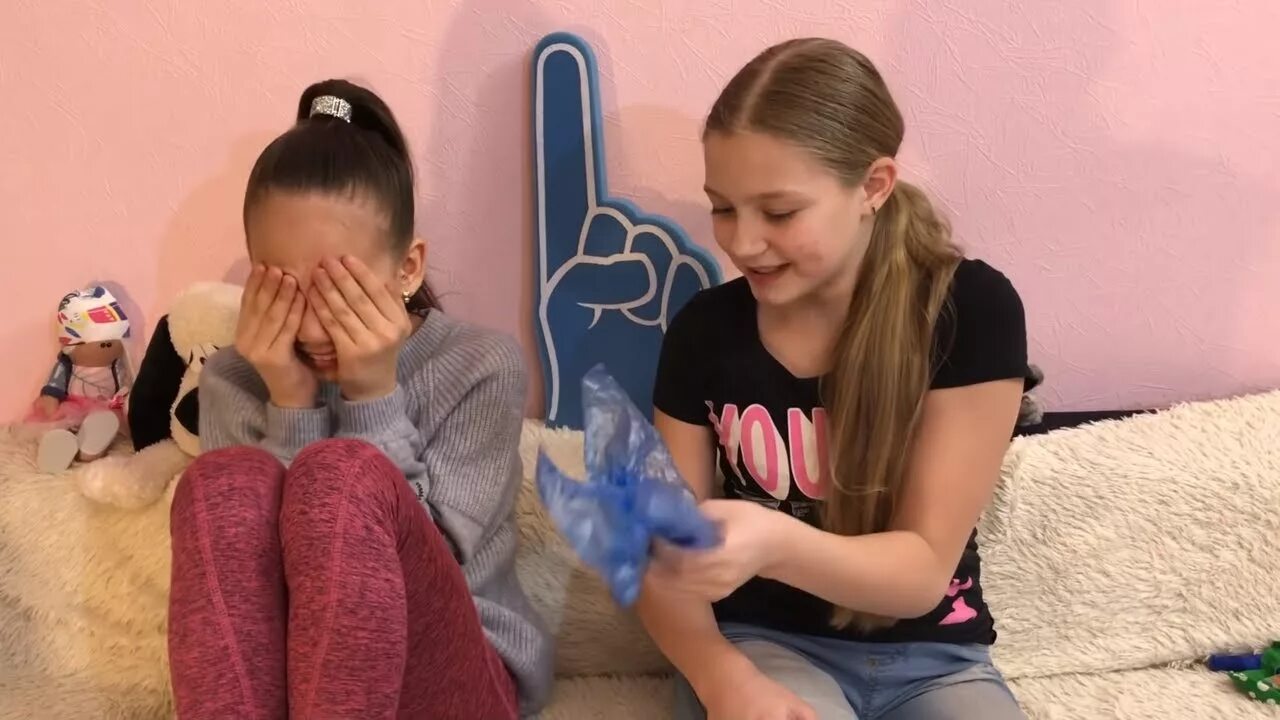 См новое видео. Мисс кейти киндер сюрприз. См новое видео. Вики шоу челленджи. Надпись новое видео.