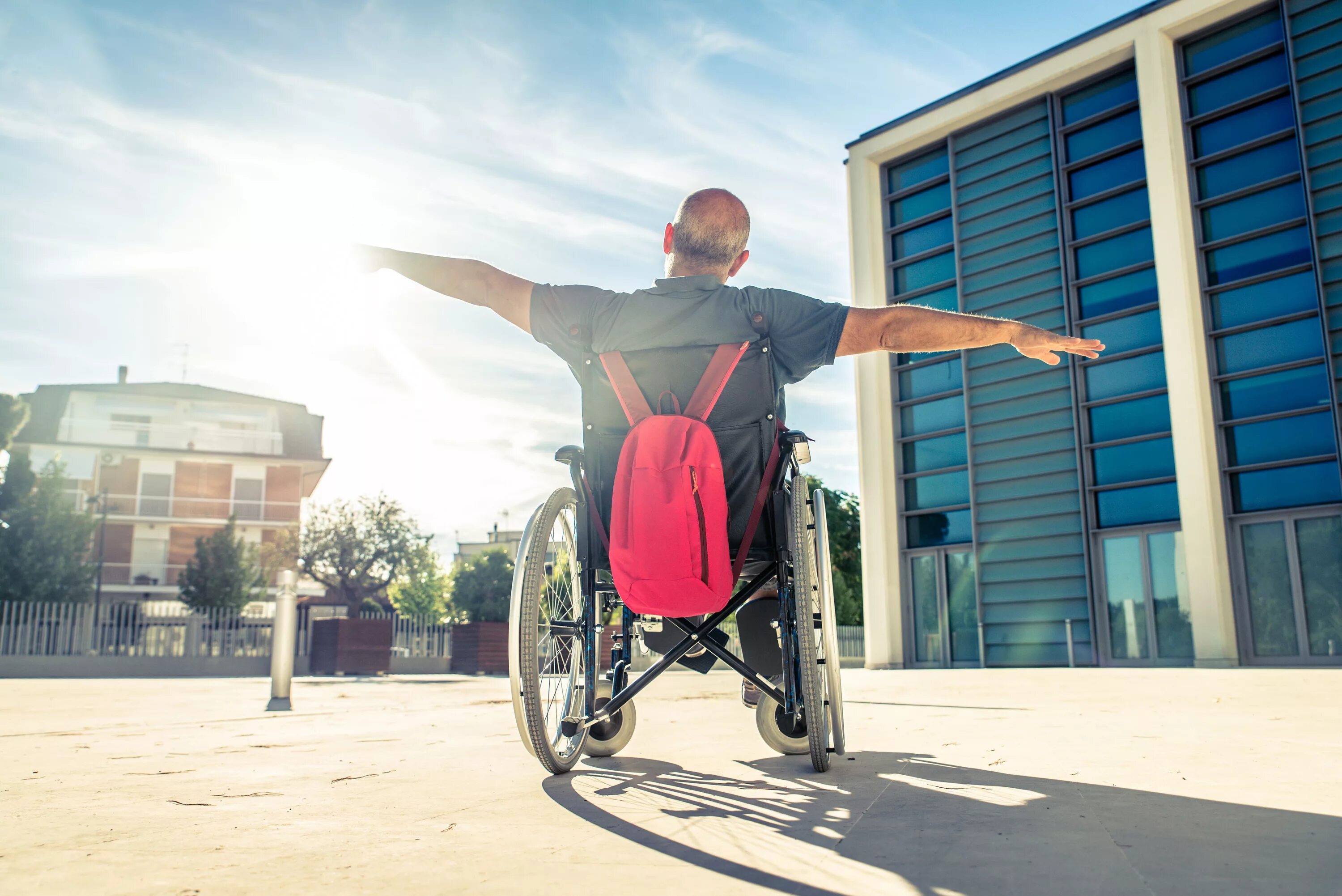 Люди с ограниченными возможностями. Люди сограничеными возможностями. Инвалиды люди с ограниченными возможностями. Счастливый человек на коляске.