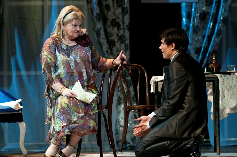 На струнах дождя. Под струнами дождя спектакль муравьева. Муравьева спектакль. На струнах дождя. Комедия "на струнах дождя".