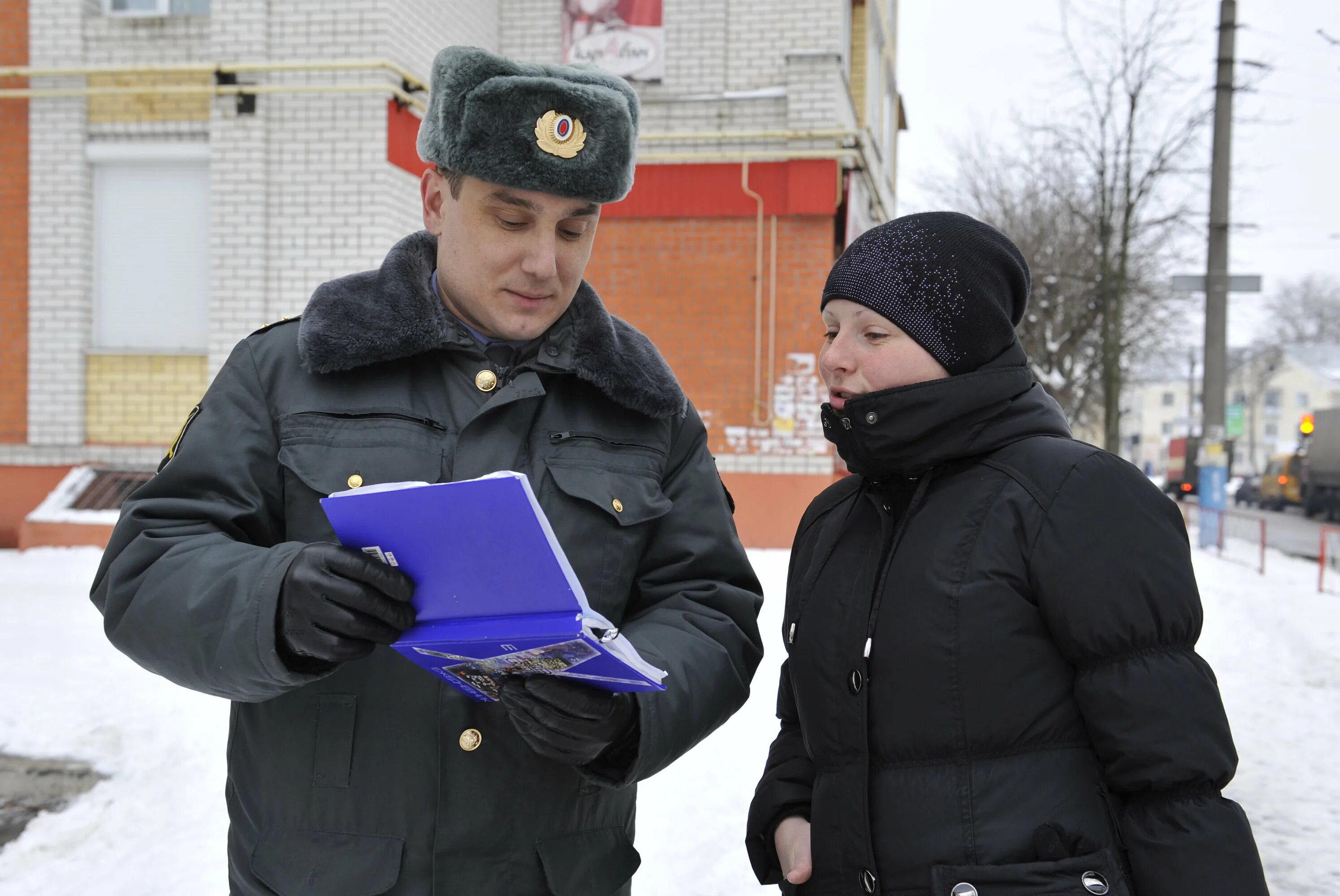 Дети орд. Полиция опрашивает. Сотрудник полиции с гражданами. Полиция допрашивает. Опрос полиции.