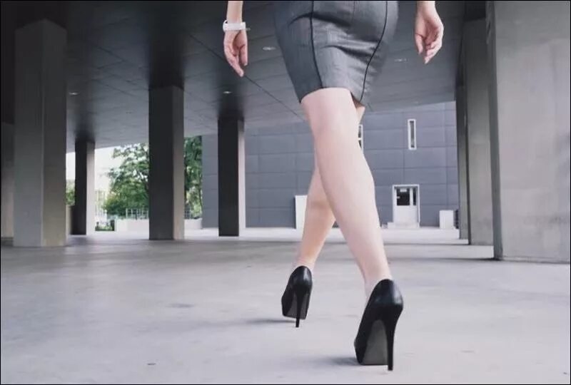 Walking in high heels. Walk in high heels. High heels walk. красное платье с белыми сапогами. Walking in high heels.