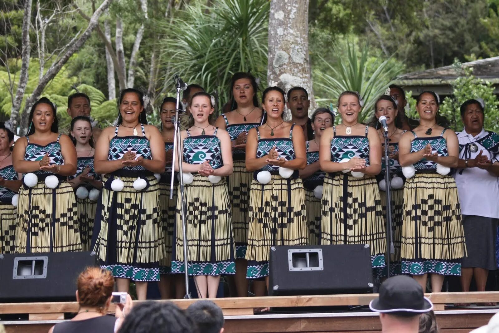 Как живут люди в новой зеландии. Новозеландцы маори. вайтанги новая зеландия. новозеландия коренные жители. маори народ в новой зеландии.