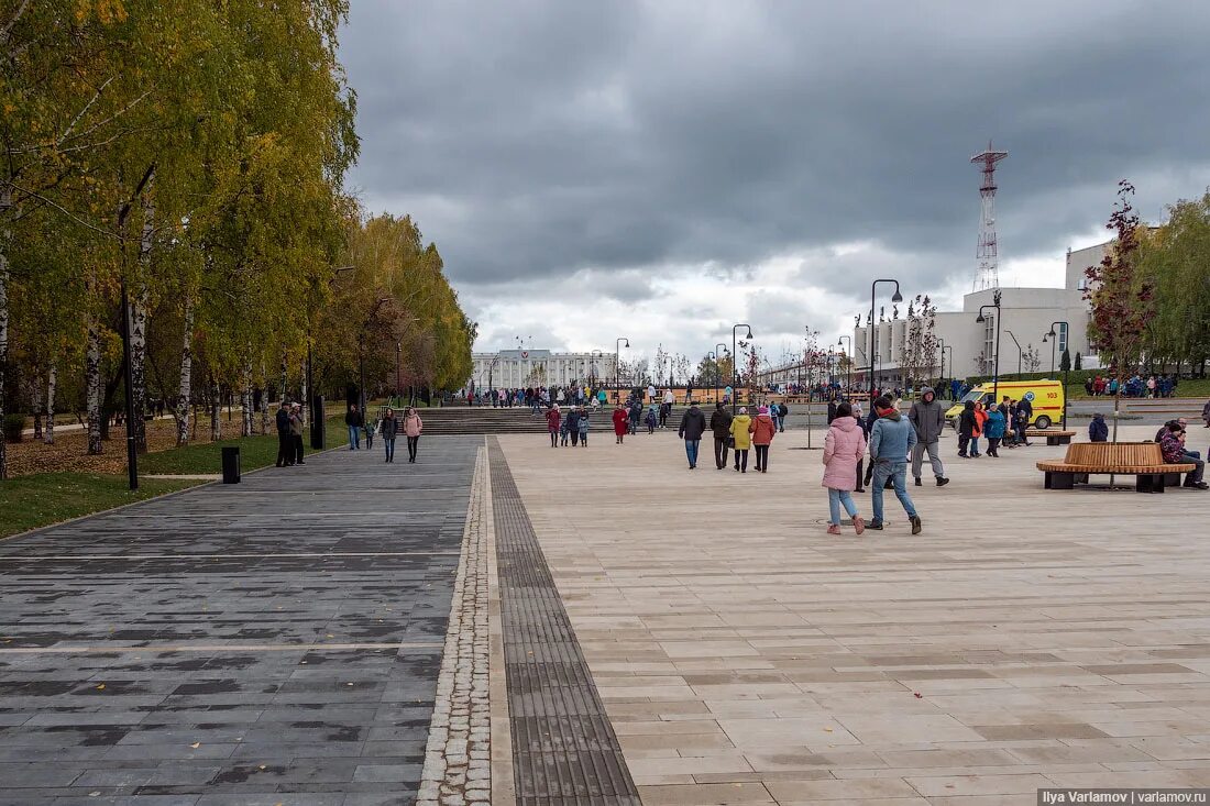 Время в ижевске сейчас. Центральная площадь Ижевск. Центральная площадь Ижевск Варламов. Набережная Ижевска 2021. Центральная площадь в Ижевске путь.