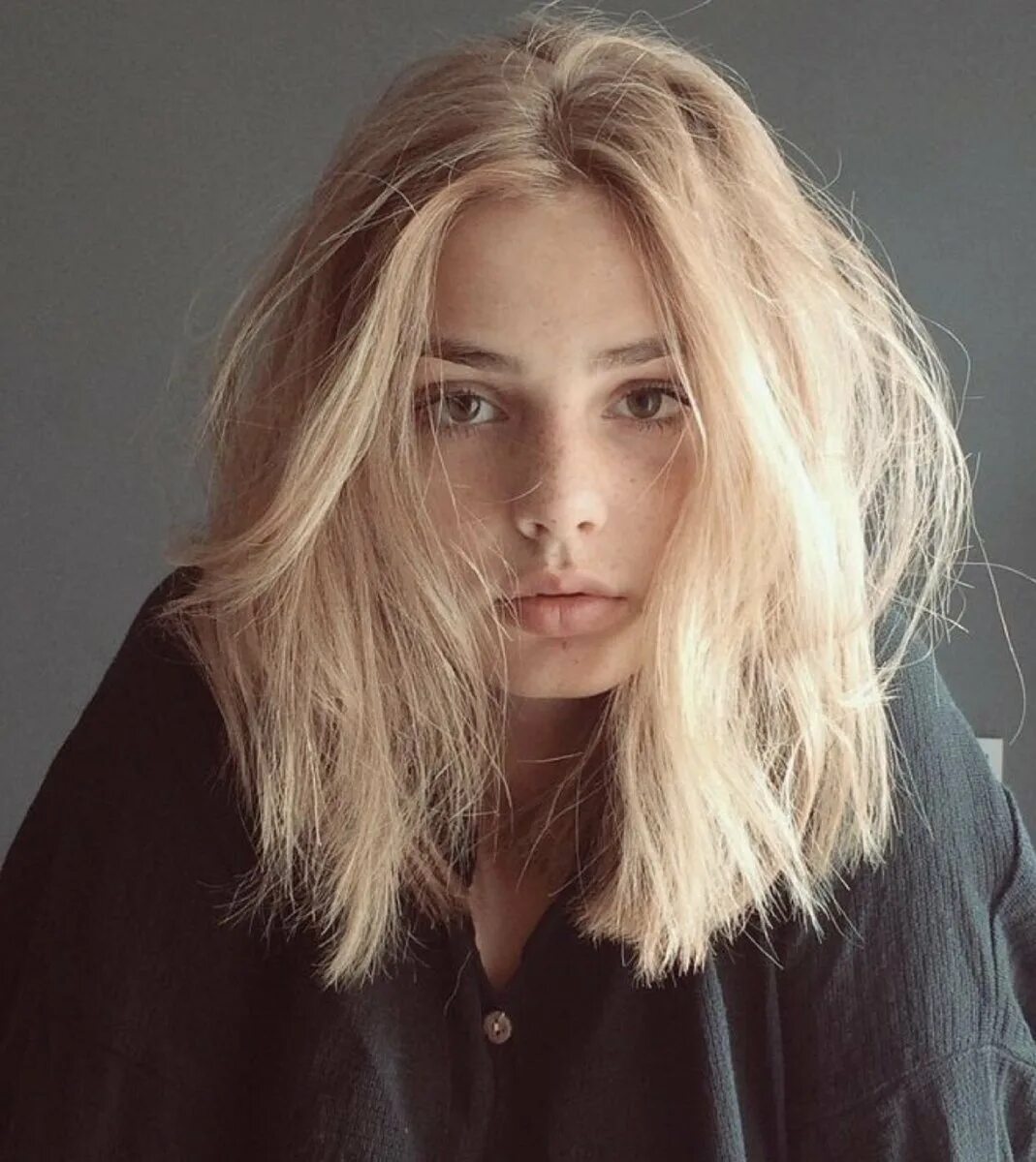 Девушка с короткими русыми волосами. Эмили радд с короткими волосами. Хлоя грейс морец с короткими волосами. Девушка с мелированием со спины. Эмили радд с короткими волосами.