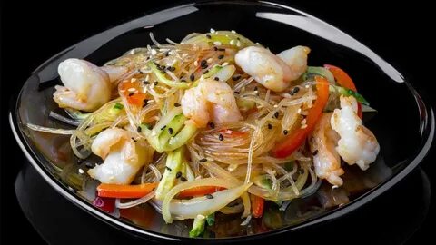 Салат из фунчозы с овощами и креветками