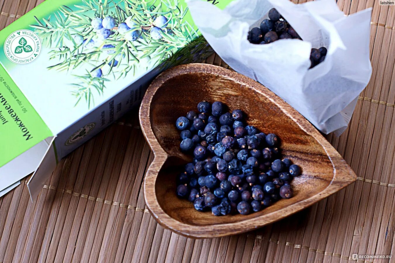 джин с ягодами можжевельника. можжевеловые ягоды в кулинарии. ягоды можжевельника рецепты. замороженные ягоды можжевельника. можжевельник эстетика.