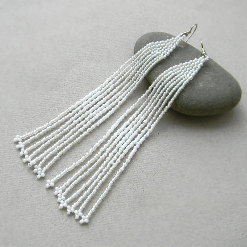 Серьги белые длинные. Серьги белые длинные. Муранское стекло серьги длинные. Жемчужная моносерьга. Серьги белые длинные.