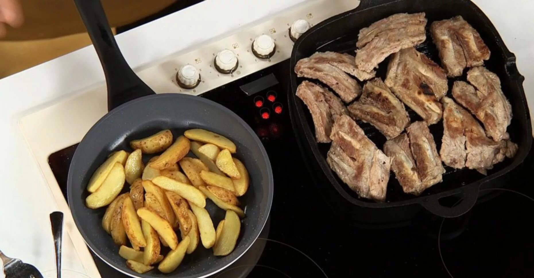 Как вкусно приготовить ребра на сковороде. Картофель на сковороде гриль. ребра с картошкой на сковороде. картофель жареный на сковороде гриль. айдахо на сковороде.