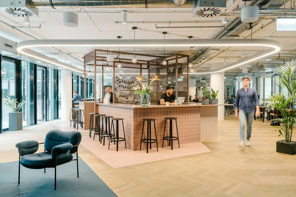 Компания wework. WEWORK Москва. WEWORK интерьеры. WEWORK офисы. Names коворкинг.