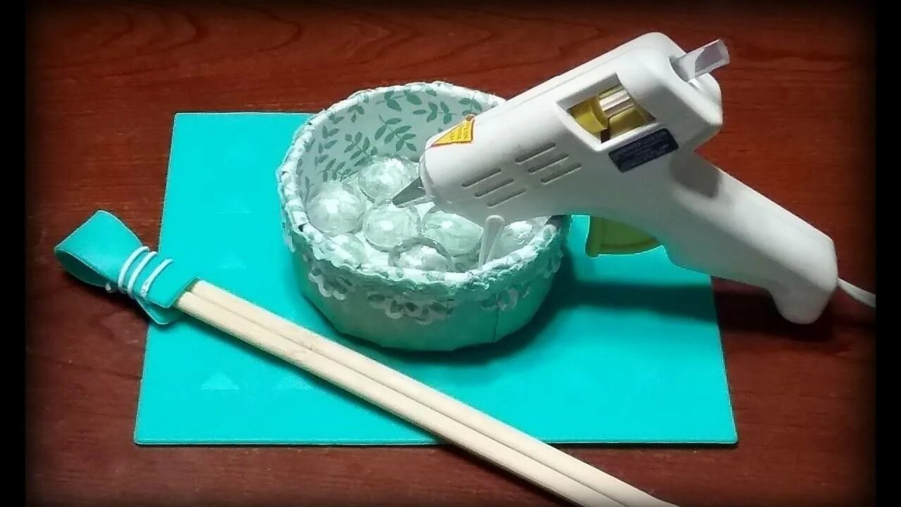 Как сделать поделку из клея. Подарок из клеевого пистолета. корзинка из клеевого пистолета. корзинка из клея пистолета. поделки мальчикам клеевым пистолетом.