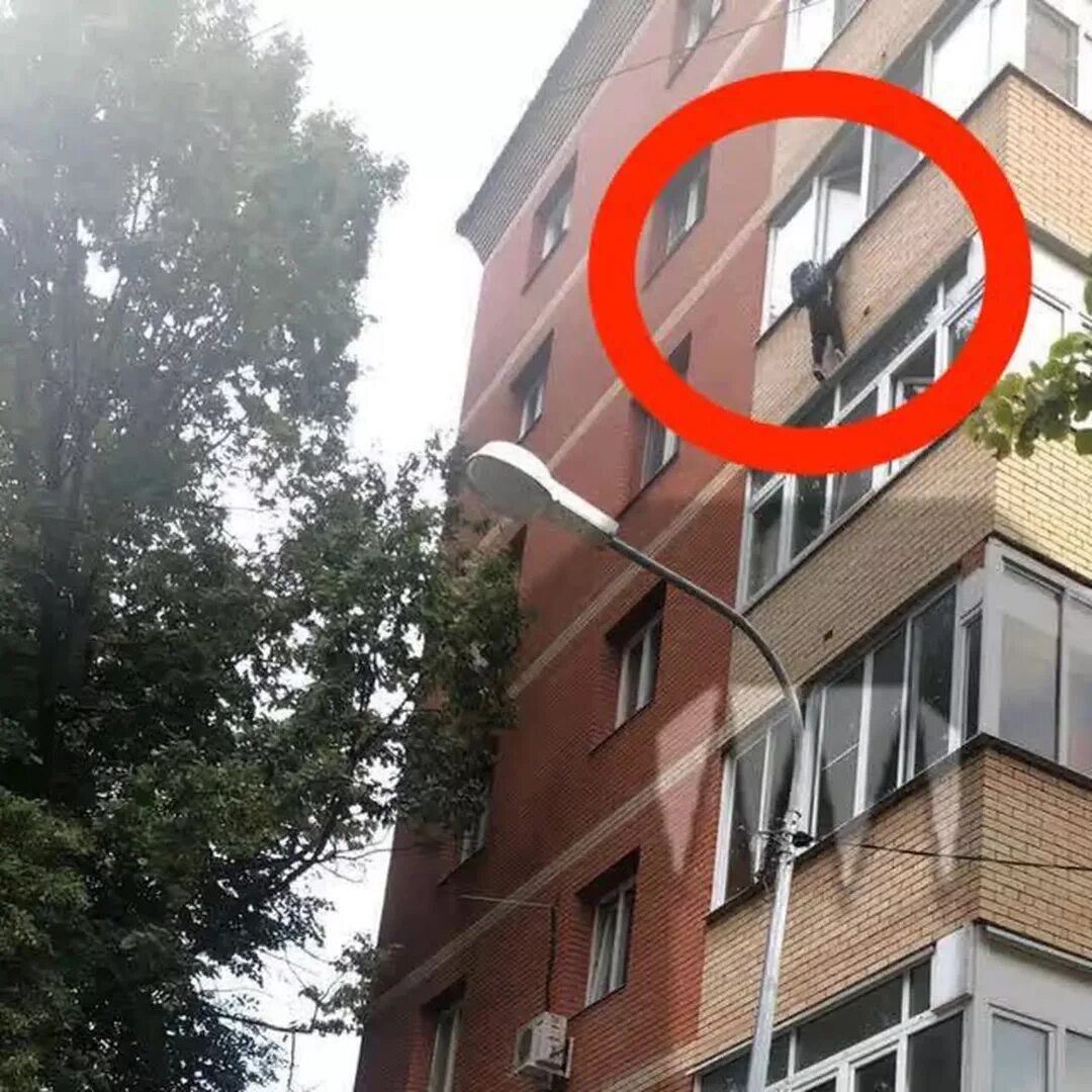 Ребенок на балконе. Упала девочка с многоэтажки в декабре 2022 казань новости. Балкон многоэтажки. Балкон многоэтажки. Многоэтажки фото.