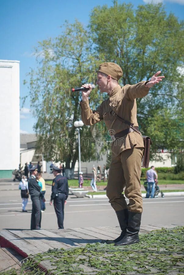 Фото солдаты сво поют песни.