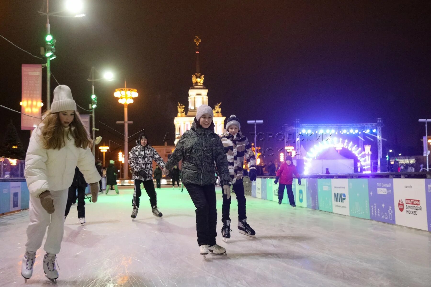 Масленица 2024 в москве вднх. Каток ВДНХ. Открытие катка на ВДНХ. Открытый каток в Москве. Каток на ВДНХ откроется.