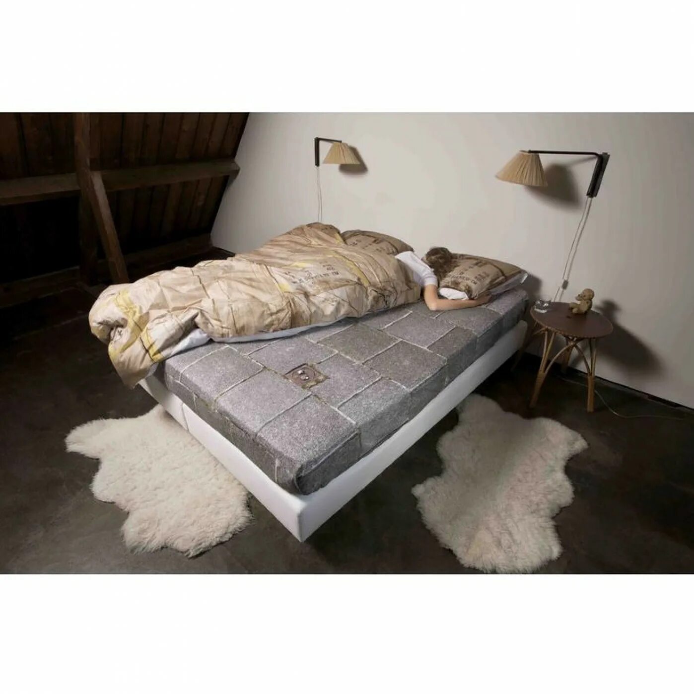 Кровать-качалка mood rocking bed. Необычные дизайнерские кровати. Кровать в средневековье. Походная средневековая кровать. Кровать с бассейном.