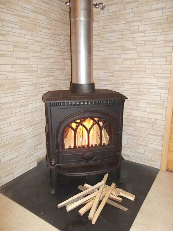 Бавария призматик пристенно угловой. Печь камин с установкой под ключ. Печь камин с установкой под ключ. Печь камин с установкой под ключ. Потолок над печкой.