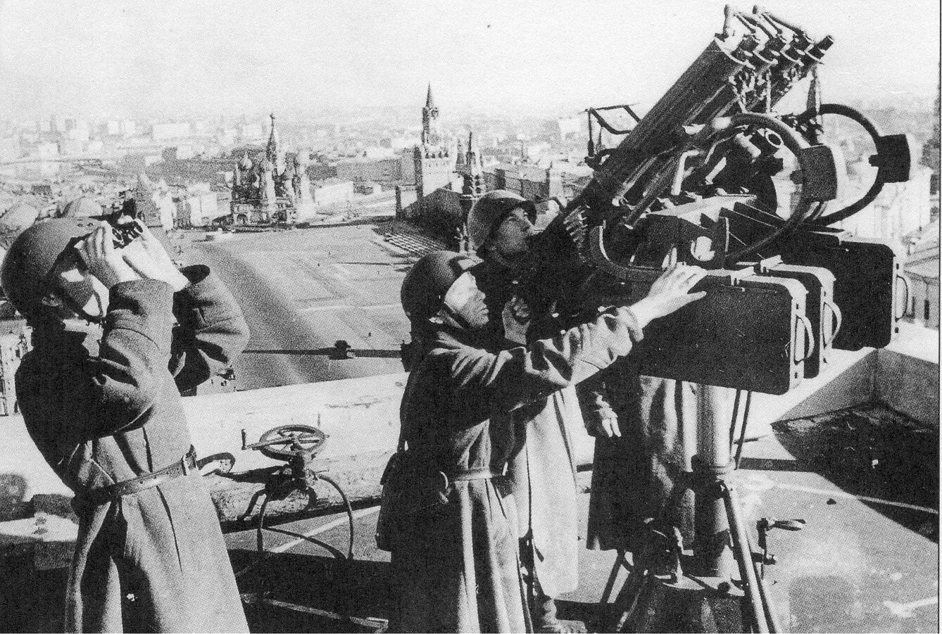 Первый налет на москву. Зенитный пулемет ДШК 1941 зенитный. Зенитки в Москве 1941. Московская паника 16 октября 1941 года.
