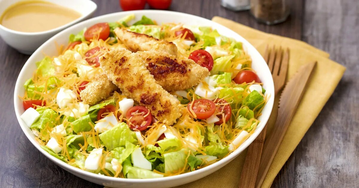 Салат курица горчица. Салат на обед. Чикен Пай салат. Салат Криспи. Чикен клаб салат.