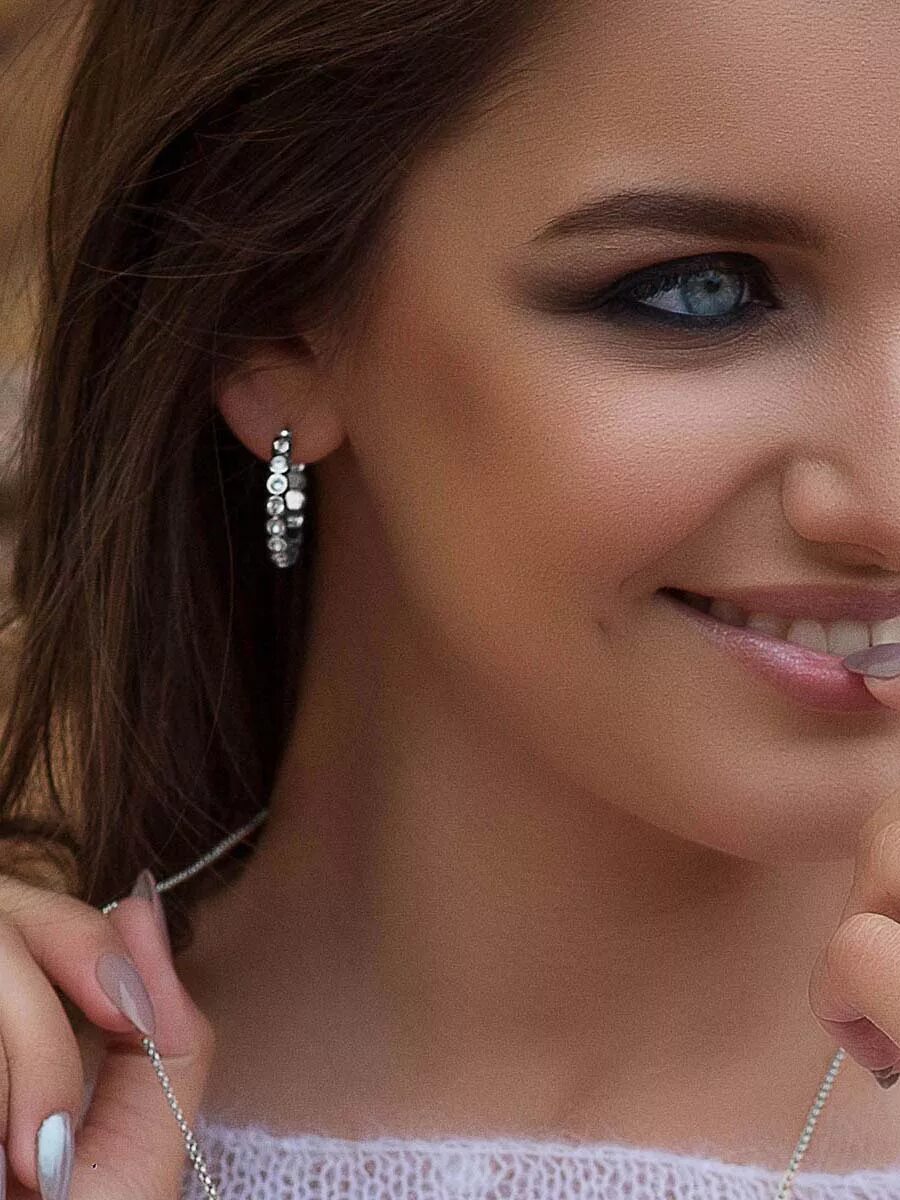 красивая девушка с сережками. девушка в красивых сережках. серьги на девушке. фото девушки с сережками. пандора серьги ледяная красота.