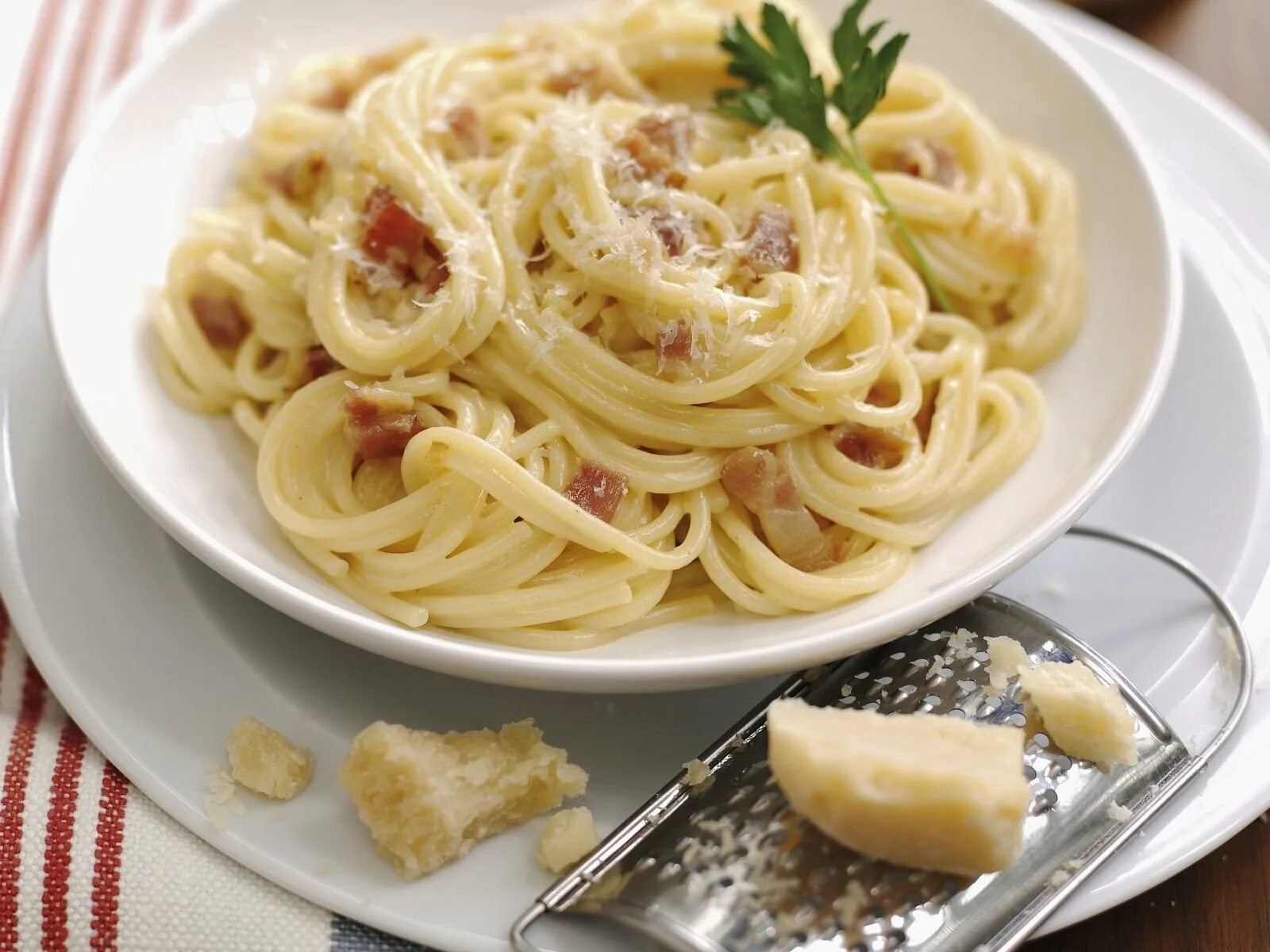 Карбонара. Паста карбонара. Итальянские блюда спагетти карбонара. Паста фетучини карбонара с луком. Паста карбонара без яиц