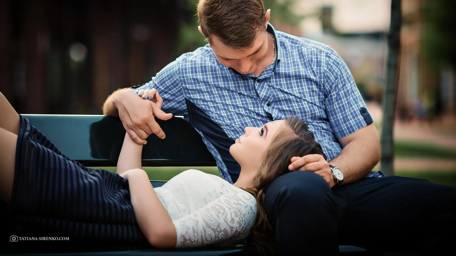 The greatest love story. Лав стори фотосессия. Лав стори фотосессия на лавочке. Пара фотосессия. Фотосессия лав стори на скамейке.