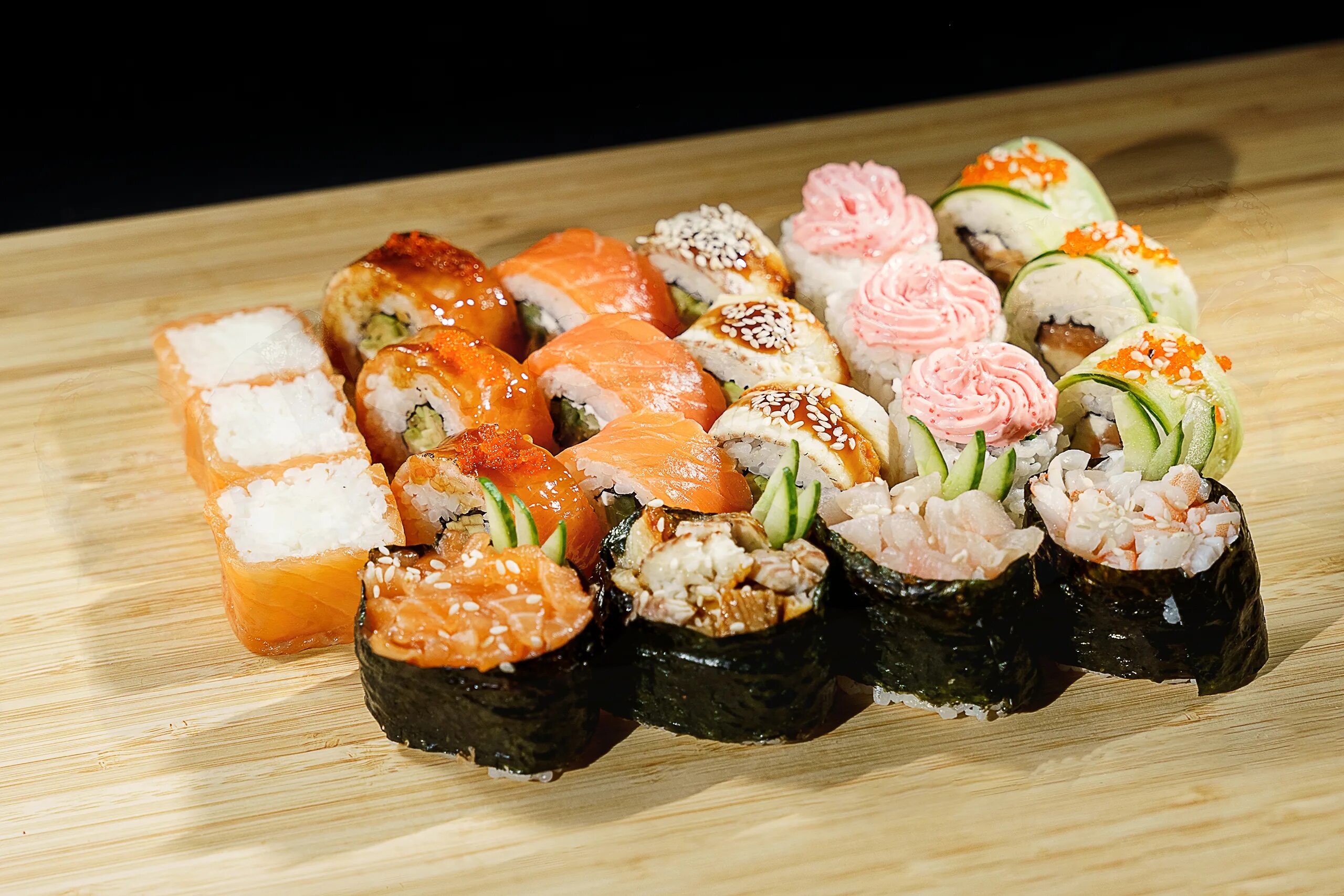 стол с роллами и пиццей на день рождения. пицца и роллы барнаул. пицца и роллы барнаул. роллы барнаул. пицца и роллы барнаул.