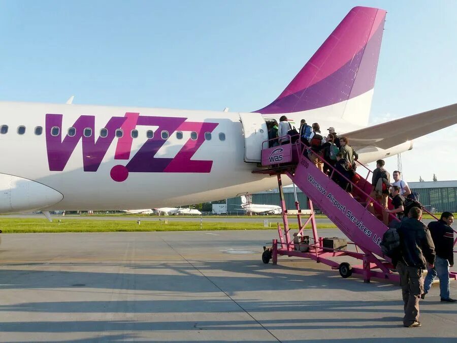 Лоукостер Wizz Air. Wizz Air салон самолета. Wizz Air Malta самолеты. Wizz Air Malta салон.