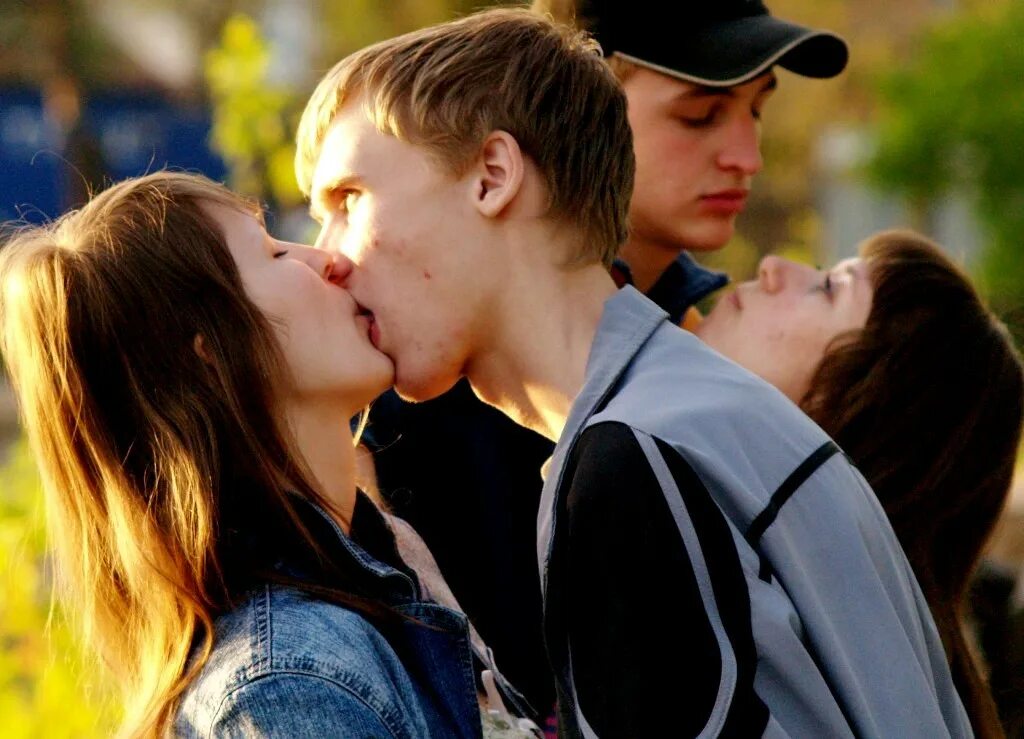 Школьный поцелуй. Любовь подростков 12 лет. Поцелуй в 14. Поцелуй в 14 лет. Страстные школьники