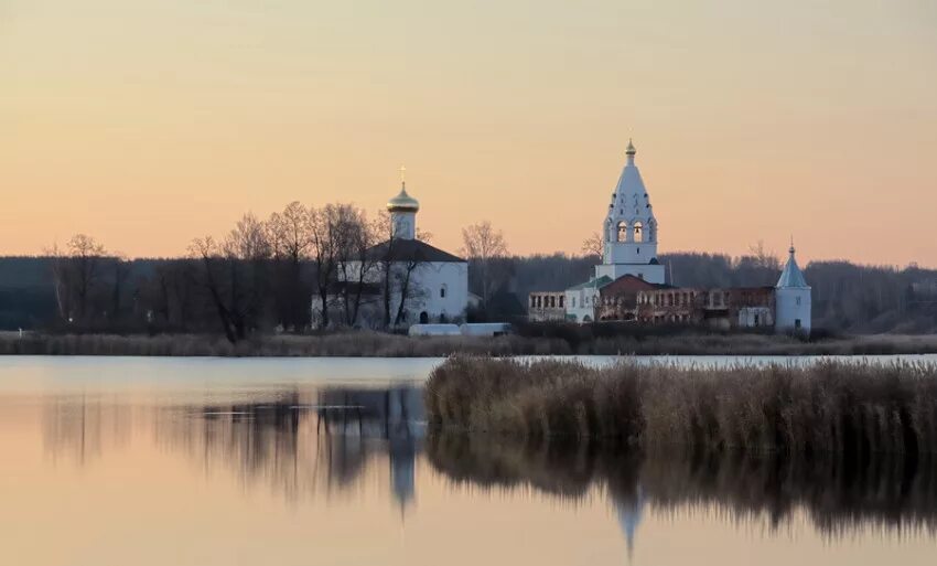 Свято троицкий нижегородская область. Троицкий Островоезерский монастырь. Троицкий Островоезерский монастырь в Ворсме. Монастырь Ворсма Нижегородская область. Ворсма монастырь на озере.