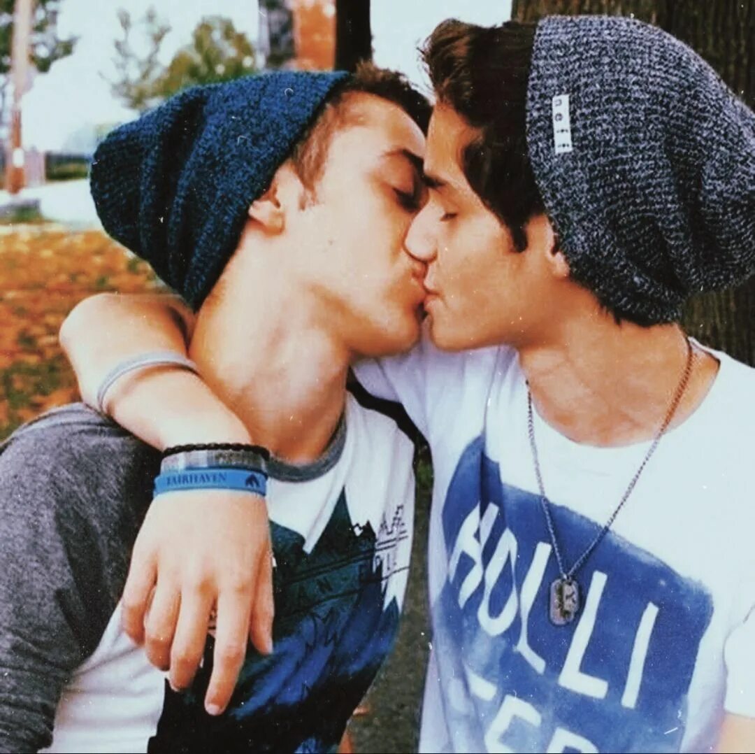 Поцелуй парней с парнями. Красивые парни целуются. Парень 18 целует парня 18. Любовь двух парней. Поцелуй парней с парнями.