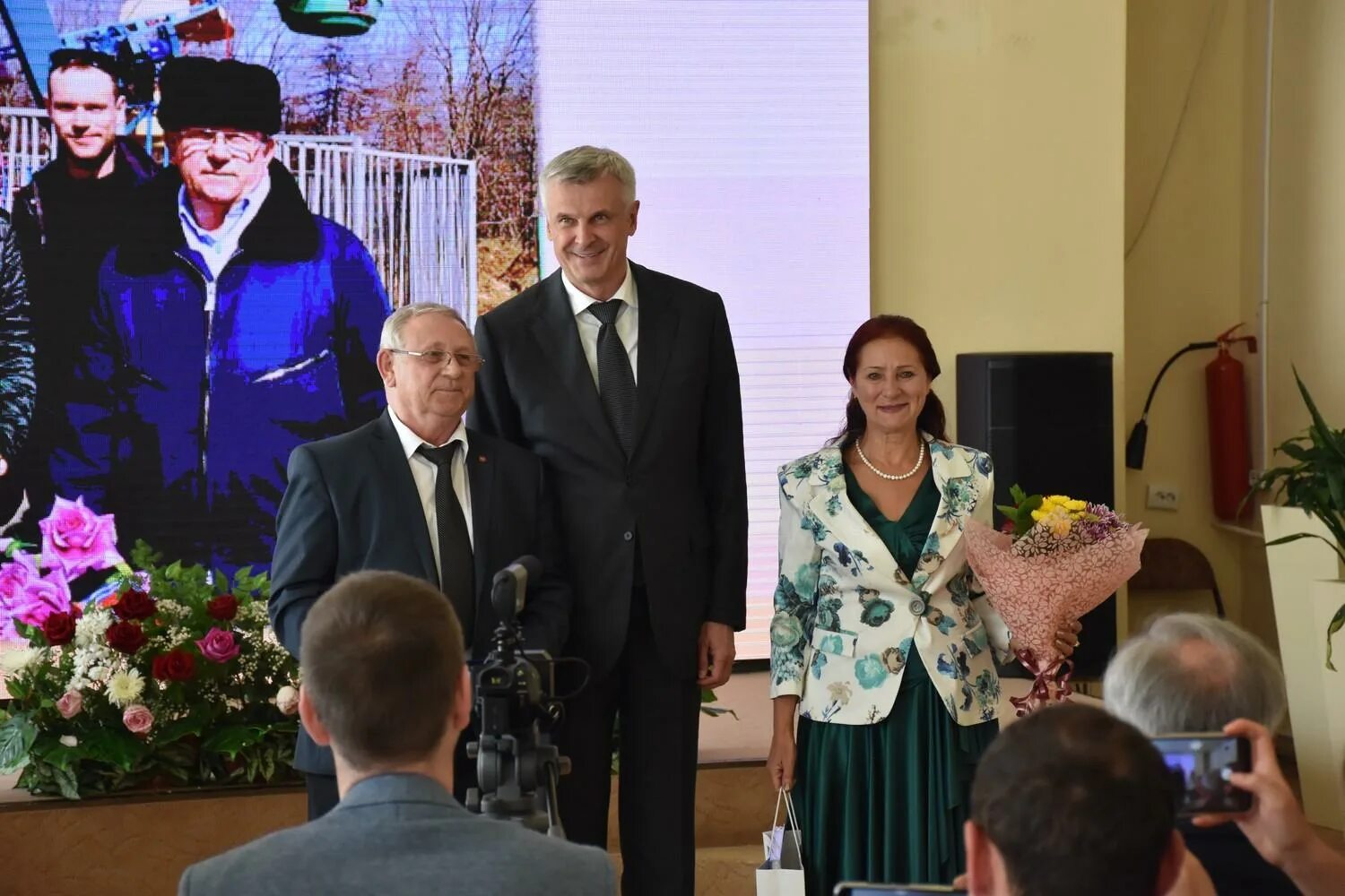 Магадан вручение медалей за любовь и верность. Семья Колесник Салехард награждения. Киров награждение супружеских пар. Награждение семейных пар за любовь и верность в Магадане.