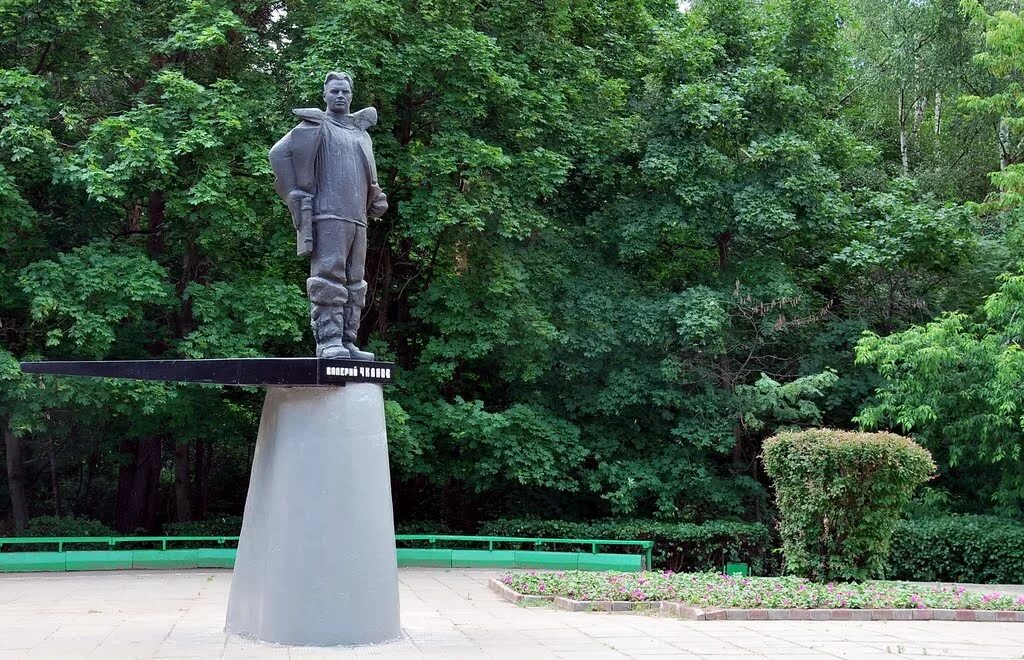 Городок жуковский вконтакте. Город Жуковский памятник Жуковскому. Памятник Чкалова Жуковский. Памятник н е Жуковскому в Жуковском. Памятник Валерию Чкалову в Жуковском.