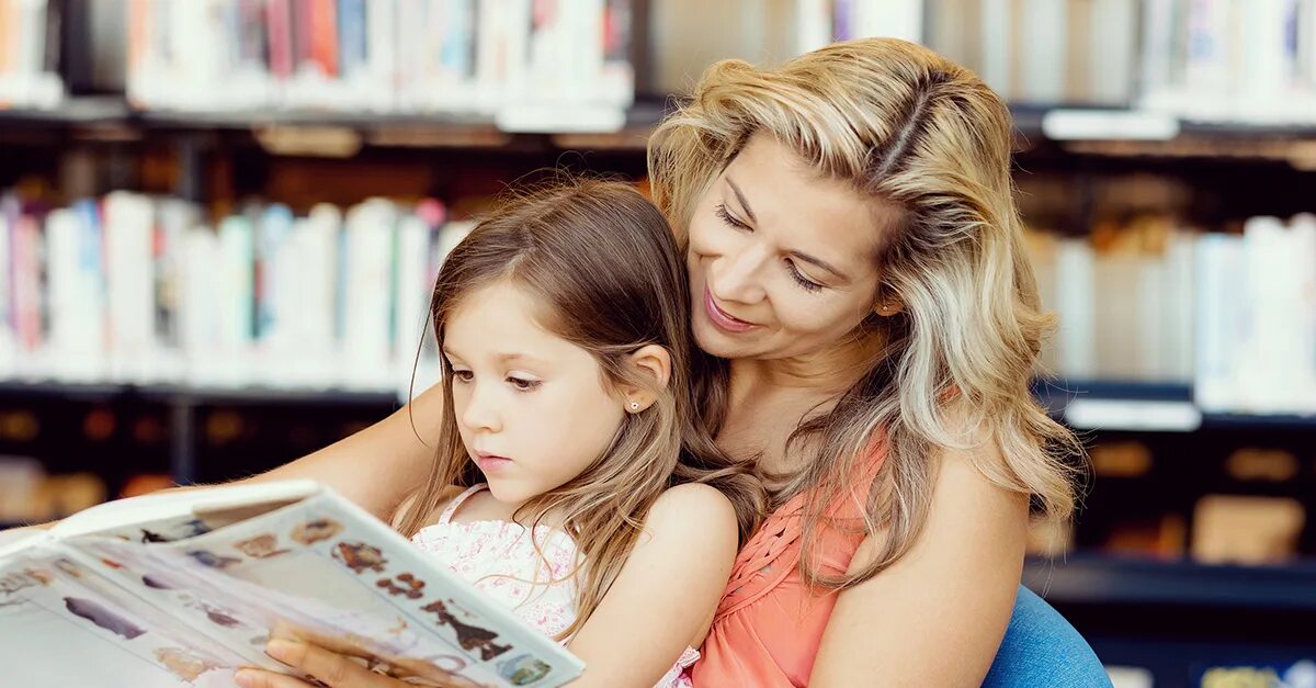 Картинка читающая страна. Девочка читает с мамой. Читающая мама читающая Страна. Читающая семья. Читает семья читает Страна.