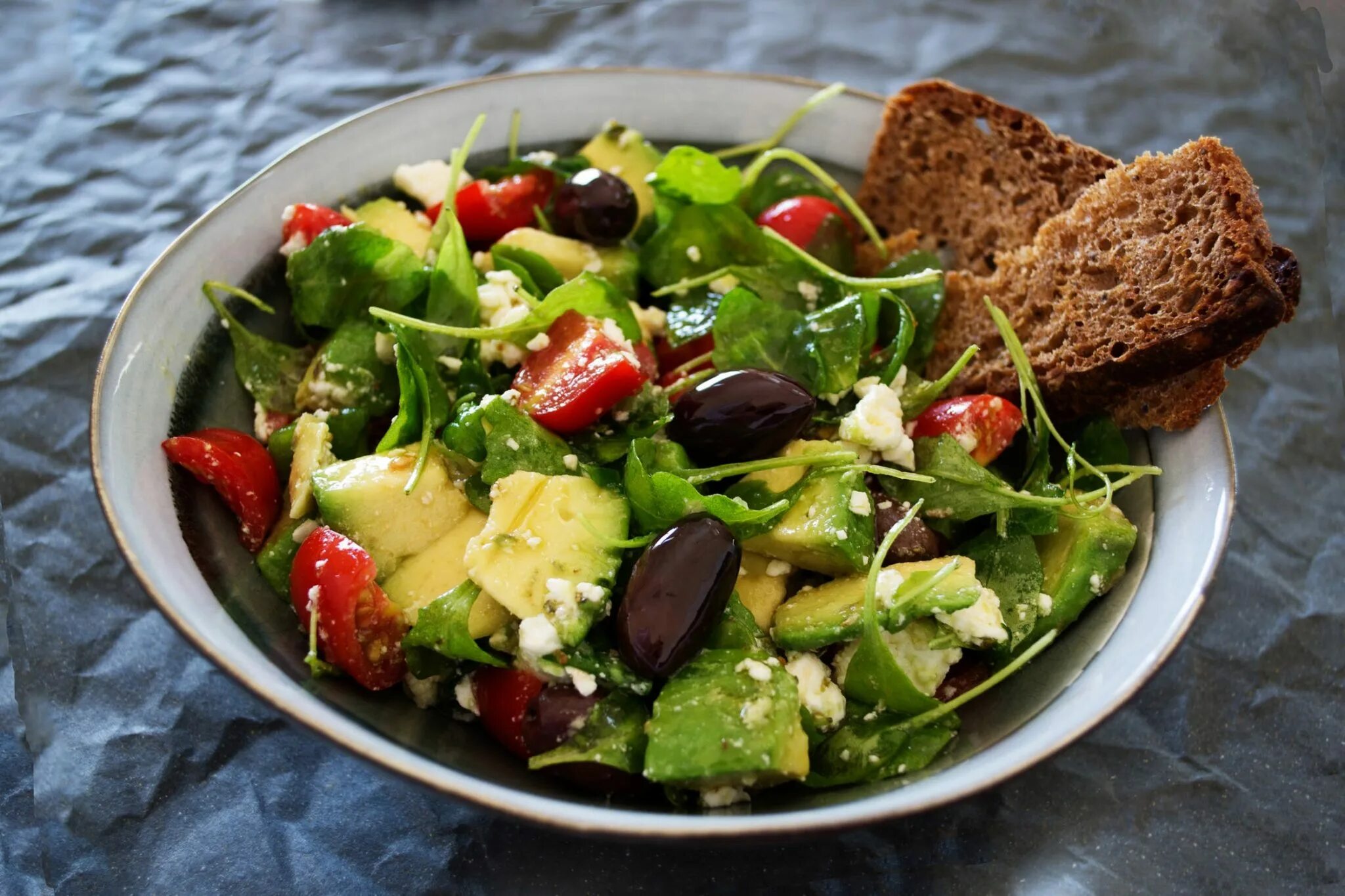 Салат овощ. Салат с кинзой. Салат из авокадо. Овощной салат с авокадо. Healthy salad