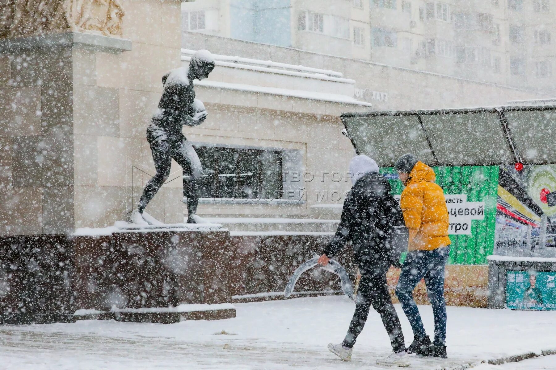 Завтра 2 июня 2020 ожидается незначительное похолодание. Снег в Москве. Снегопад в Москве 2 апреля 2022. Снегопад в Москве. Снег в Москве сегодня.