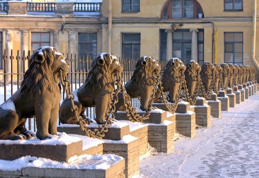 Санкт петербург где львы. Каменные львы в Санкт-Петербурге. Каменные львы на набережной Санкт Петербург. Львы стерегут город Санкт-Петербург. Львы стерегут город экскурсия.