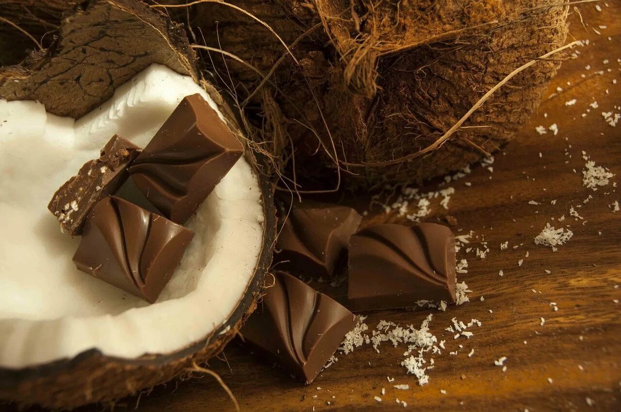 Год шоколад. Шоколад Баунти Кокос шоколад. Шоколадные конфеты с кокосом. Кокос в шоколаде. Шоколадный десерт.
