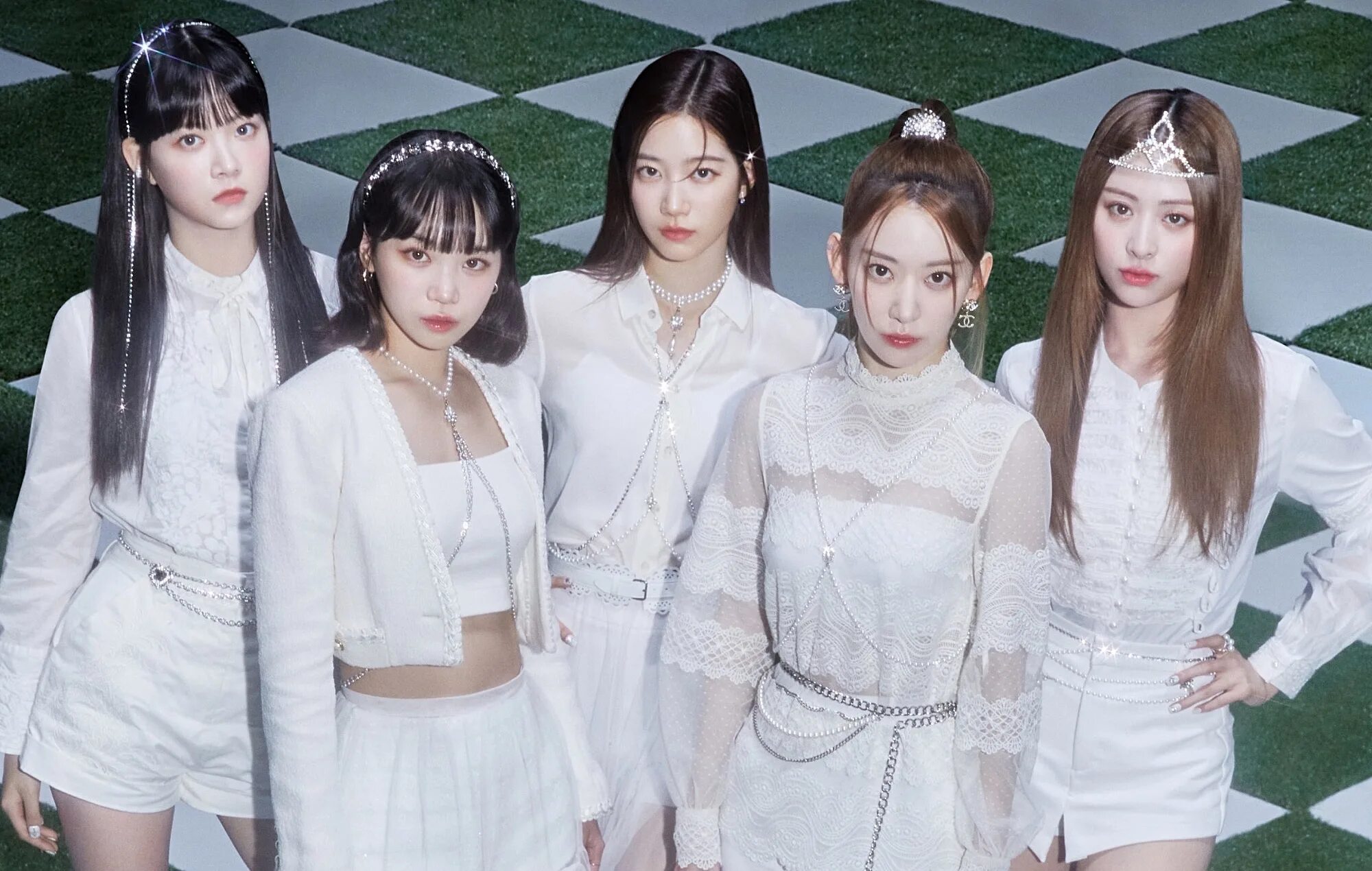 Le serafim kpop. Le serafim группа 2022. Le serafim k pop. Группа le sserafim. Le serafim группа кпоп.