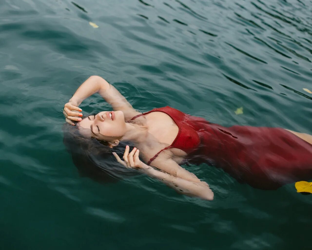 В воду идет красным. Девушка лежит в воде. Человек лежит в воде. Человек лежит в воде вид сверху. Девушка в воде вид сверху.