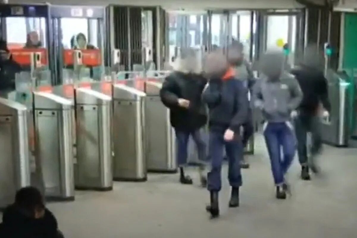 Избиение в метро. Мигранты избиение в москве метро. избиение подростков в московском метро. мигранты в метро москва.