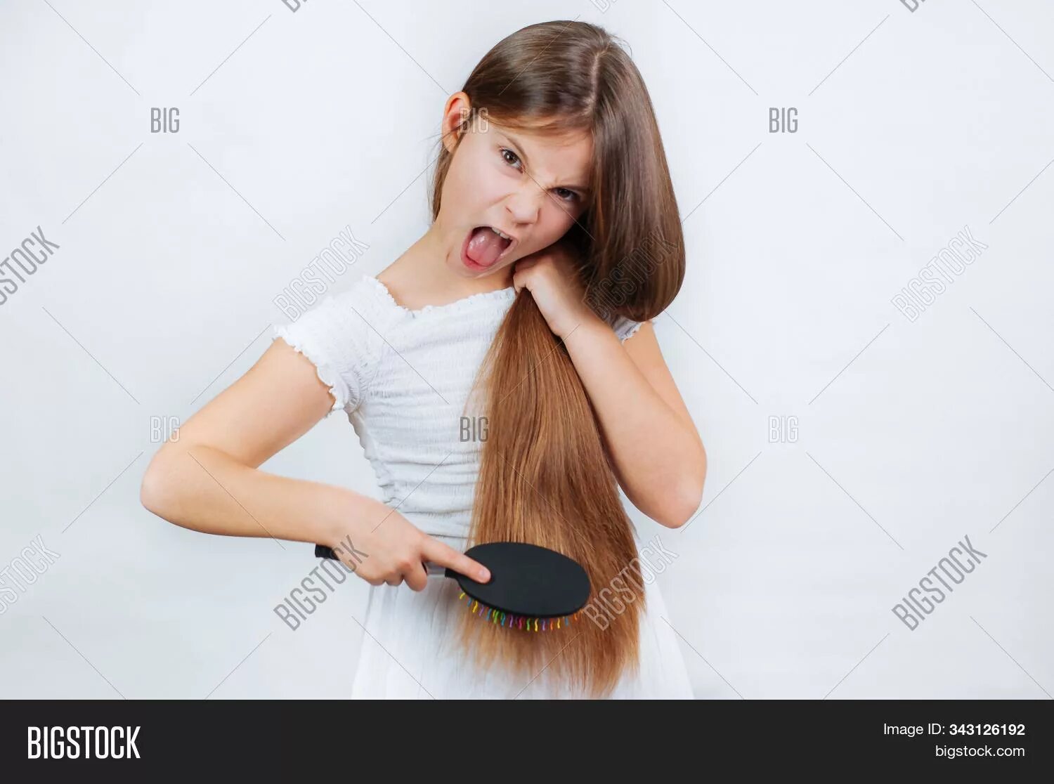 Женщина расчесывает волосы. Расчесывать волосы. Расчесывать волосы. Маленькая девочка расчесывает волосы. Девушка расчесывает волосы гребнем.