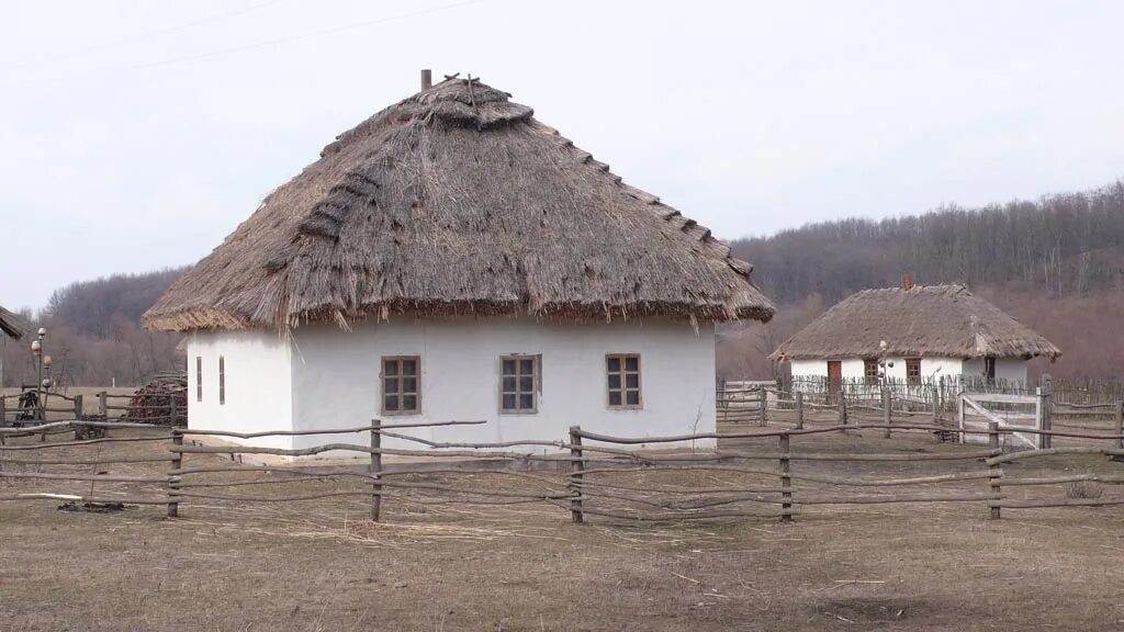 Строим хату. Хата Мазанка Кубань. Мазанка Казаков на Кубани. Турлучная хата Казаков. Хаты Казаков на Кубани.