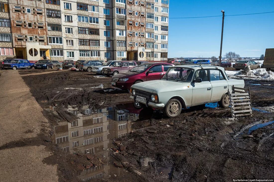 Убогий двор. Плохие города России. Грязный двор. Грязный городской двор.