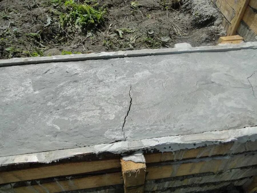Трещины усадки. Усадочные трещины в бетоне. Температурно-усадочные трещины в бетоне. Усадочные трещины в плите. Трещины на фундаменте после заливки.