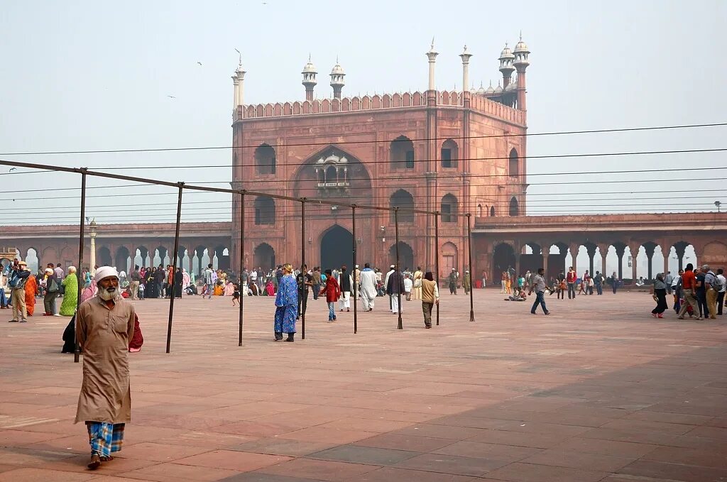 Ни дели. Агломерация Дели Индия. Город Индии Делийский. Дели Индия фото туристов. Город Дели у вокзала.