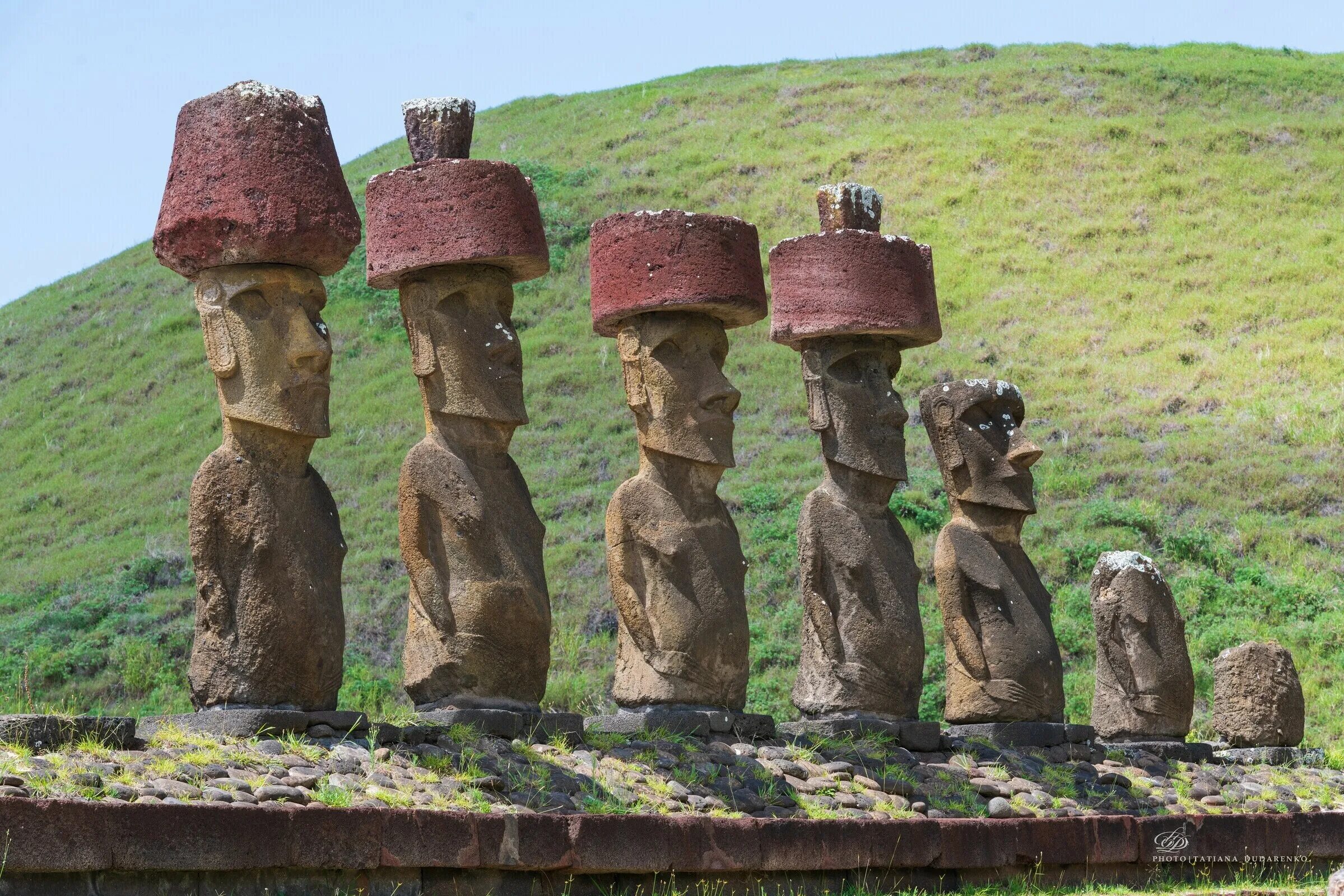 Статуи на острове. Остров Пасхи статуи Моаи. Памятники Моаи на острове Пасхи. Каменные идолы острова Пасхи. Чили остров Пасхи, Чили Моаи.