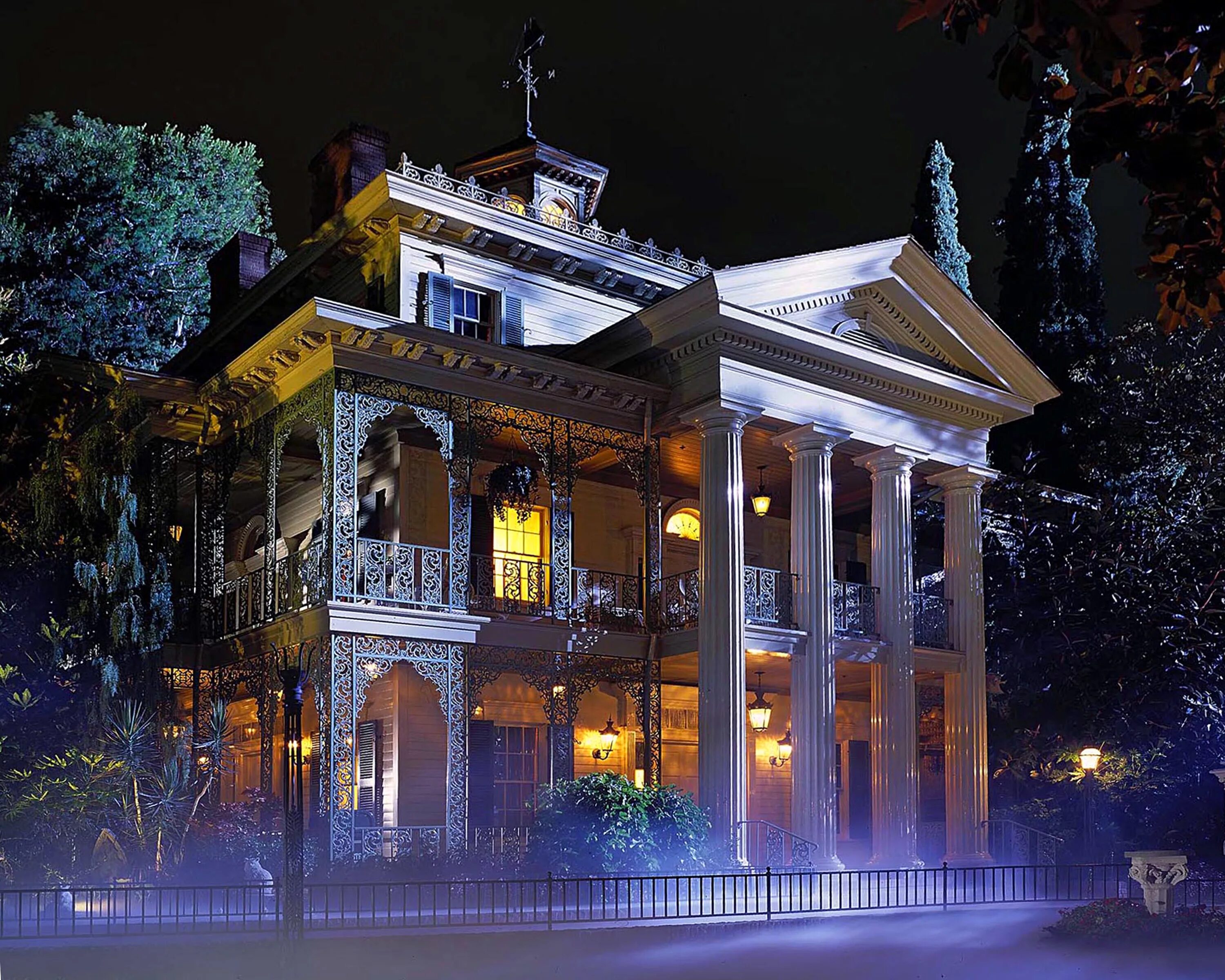 Особняк с привидениями в Диснейленде. Disneyland Haunted Mansion аттракцион. Призрачное поместье Диснейленд в Париже. Особняк с привидениями Диснейленда в Париже.