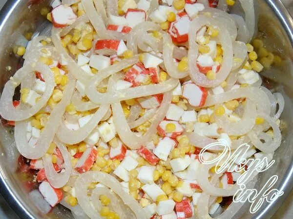 Салат с кальмаром и крабовыми палочками и яйцом. Салат из кальмаров с крабовыми палочками и яйцом. Кальмары с кукурузой и крабовыми палочками. Салат из кальмаров с крабовыми палочками и кукурузой. Кальмары с кукурузой и крабовыми палочками.