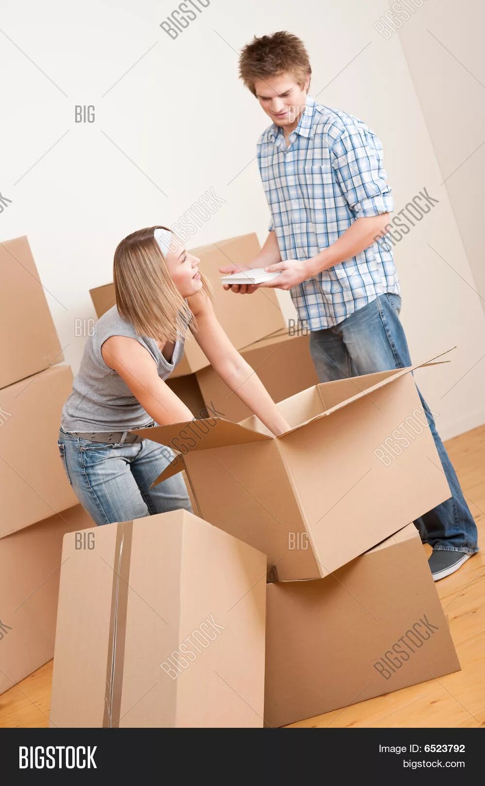 We have moved to a new. Молодежь переезжает. Переезд молодых. Женщина распаковывает ящики после переезда. Игра про переезд и распаковку вещей.