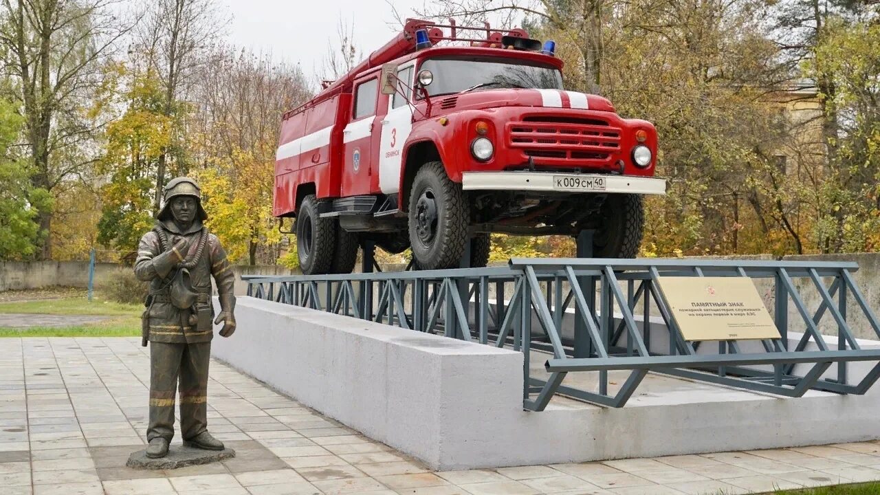 Памятник пожарному автомобилю. Обнинск памятник пожарному. Монумент пожарная машина Краснодар. Специальное управление ФПС 84 МЧС России. Памятник пожарным в Ленинграде.